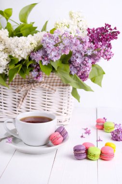 Beyaz arka planda leylak rengi bir fincan çay.