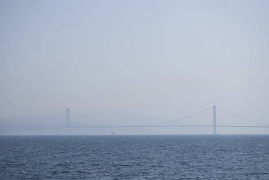 Osman Gazi Köprüsü sisli gün yaz seyahatinde