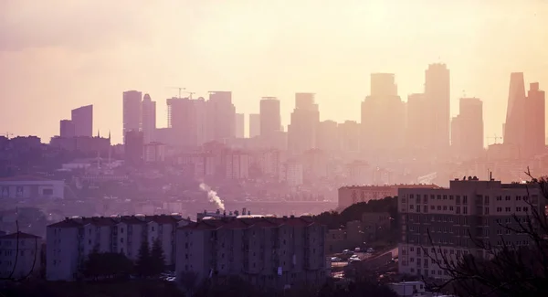 Istambul Cidade arranha-céus silhueta vista urbana ao nascer do sol . — Fotografia de Stock