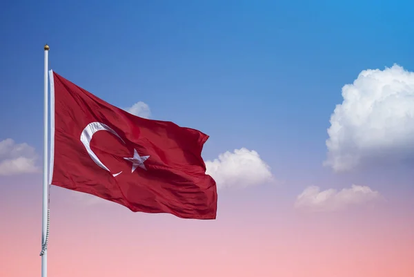 Bandeira da Turquia acenando à noite — Fotografia de Stock