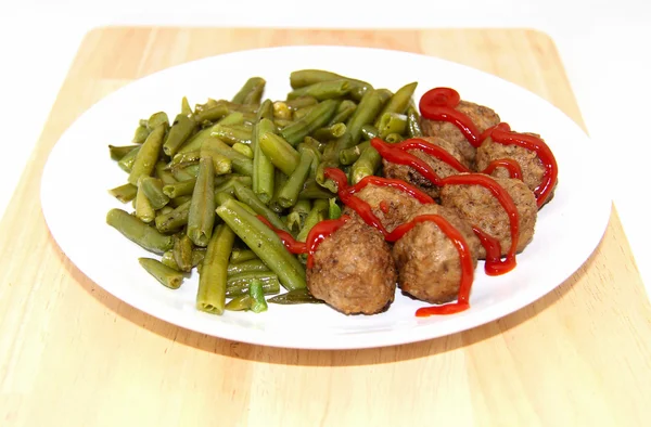 Swedish meatballs with green beans — ストック写真