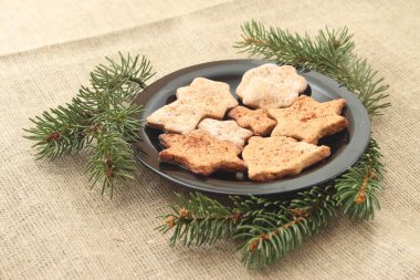 Noel kurabiyeleri ve ağaç dalları