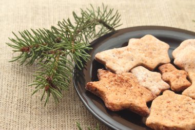 Noel kurabiyeleri ve ağaç dalları