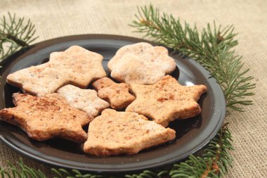 Noel kurabiyeleri ve ağaç dalları