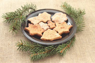 Noel kurabiyeleri ve ağaç dalları