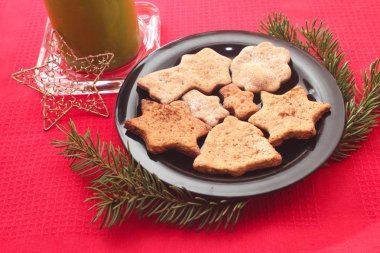 Noel kurabiyeleri ve süslemeleri üzerinde kırmızı bir arka plan