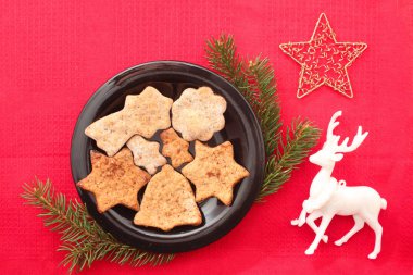 Noel kurabiyeleri ve süslemeleri üzerinde kırmızı bir arka plan