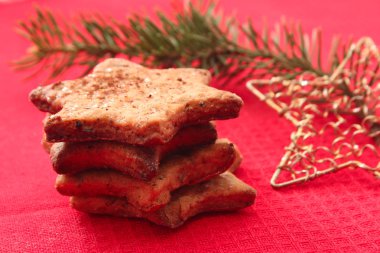 Noel kurabiyeleri ve süslemeleri üzerinde kırmızı bir arka plan