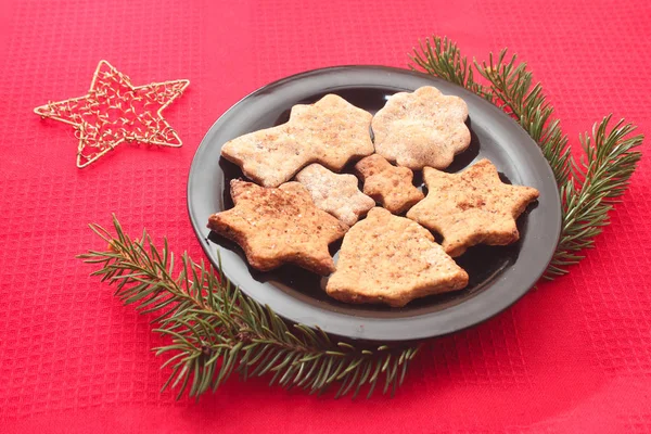 Noel kurabiyeleri ve süslemeleri üzerinde kırmızı bir arka plan
