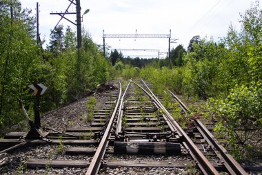 Eski paslı demiryolu parça ahşap uyuyanlar ile