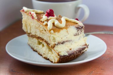 Beyaz plaka ve çay içinde ev yapımı kek