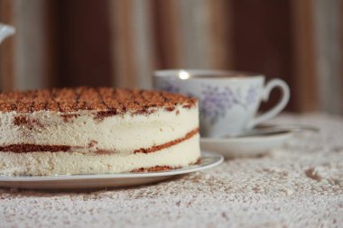 bir tabak ve çay lezzetli pasta