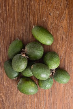 Feijoa meyve ahşap arka plan üzerinde