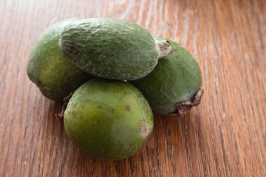 Feijoa meyve ahşap arka plan üzerinde