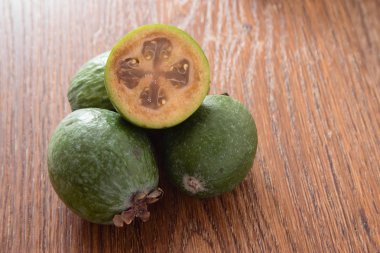 Feijoa meyve ahşap arka plan üzerinde