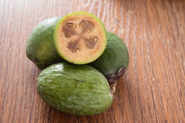 Feijoa meyve ahşap arka plan üzerinde