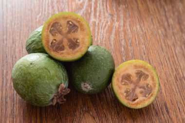 Feijoa meyve ahşap arka plan üzerinde