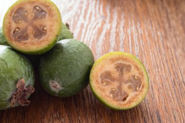 Feijoa meyve ahşap arka plan üzerinde