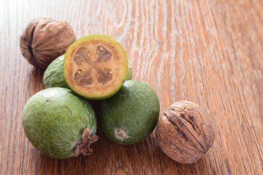 Feijoa meyve ahşap arka plan üzerinde