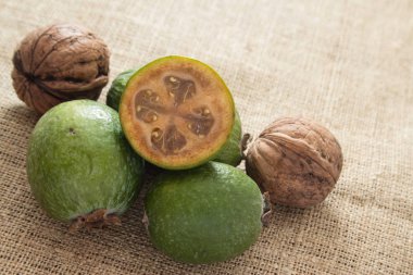 Feijoa meyve ahşap arka plan üzerinde