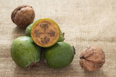 Feijoa meyve ahşap arka plan üzerinde