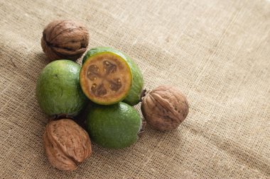 Feijoa meyve ahşap arka plan üzerinde