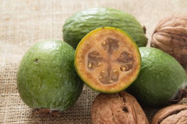 Feijoa meyve ahşap arka plan üzerinde