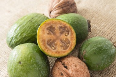 Feijoa meyve ahşap arka plan üzerinde