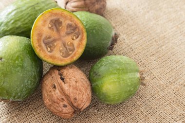 Feijoa meyve ahşap arka plan üzerinde