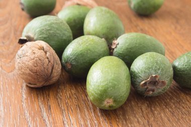 Feijoa meyve ahşap arka plan üzerinde