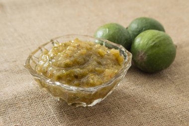 Cam vazoda feijoa sayfasından jam