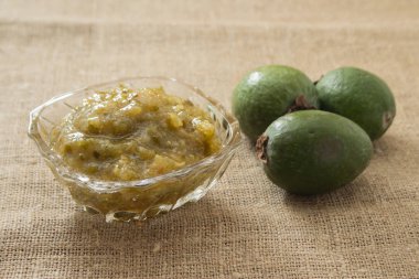 Cam vazoda feijoa sayfasından jam