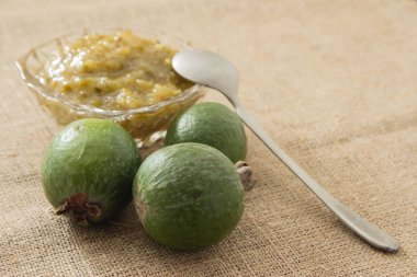 Cam vazoda feijoa sayfasından jam