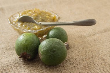 Cam vazoda feijoa sayfasından jam