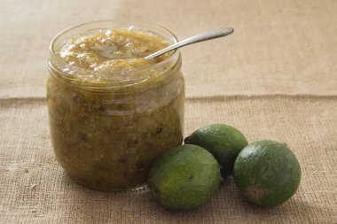 Feijoa reçeli cam kavanozda