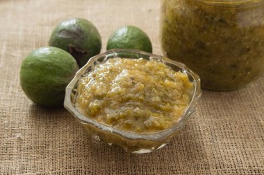 Cam vazoda feijoa sayfasından jam