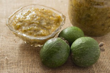 Cam vazoda feijoa sayfasından jam