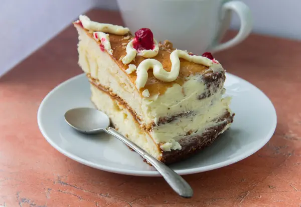 白プレートとお茶の自家製ケーキ — ストック写真