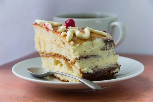 Beyaz plaka ve çay içinde ev yapımı kek — Stok fotoğraf