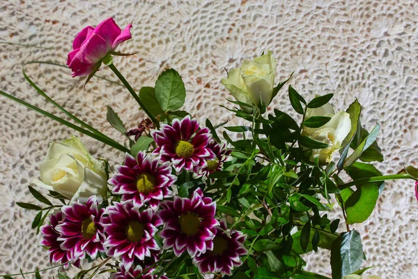 菊、バラ、オーバーヘッドがビューの花束 — ストック写真