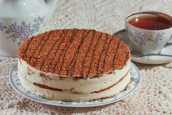 Delicioso pastel en un plato y té —  Fotos de Stock