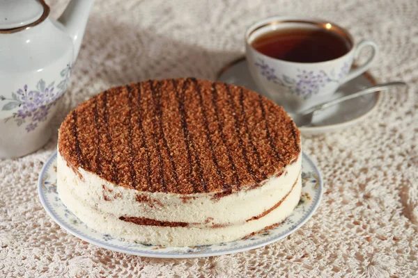 Lahodný dort na desku a čaj — Stock fotografie