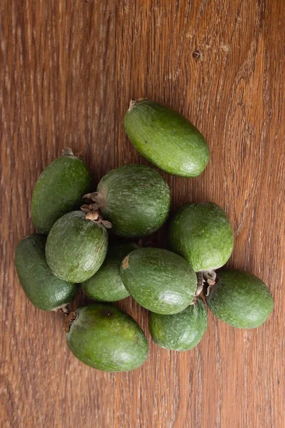 Feijoa meyve ahşap arka plan üzerinde