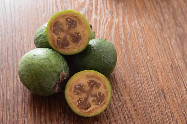 Feijoa-Frucht auf Holzgrund — Stockfoto