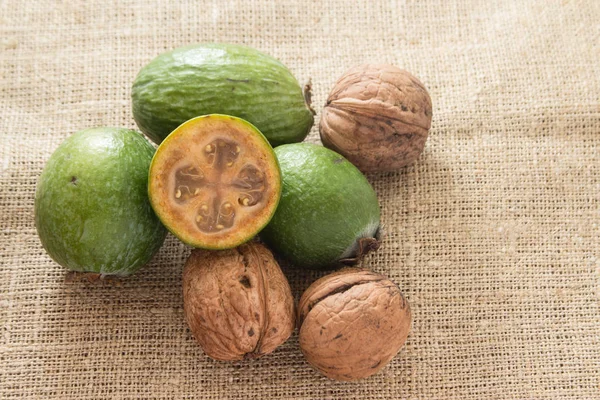 Feijoa meyve ahşap arka plan üzerinde