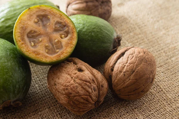 Feijoa meyve ahşap arka plan üzerinde