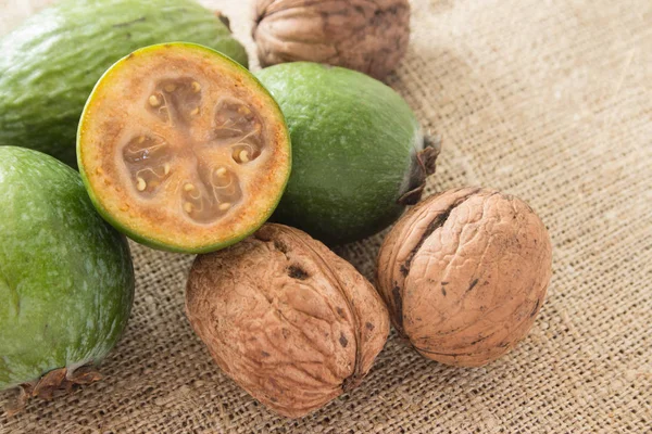 Feijoa meyve ahşap arka plan üzerinde