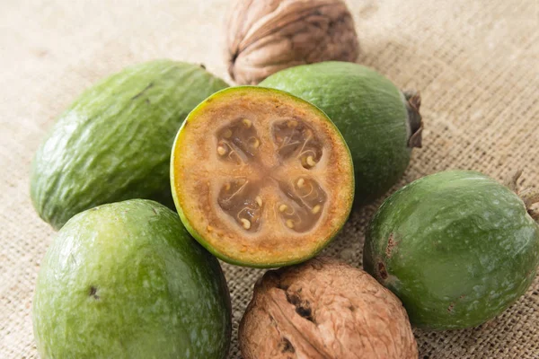 Feijoa meyve ahşap arka plan üzerinde