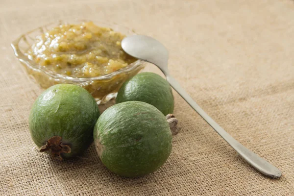 Cam vazoda feijoa sayfasından jam