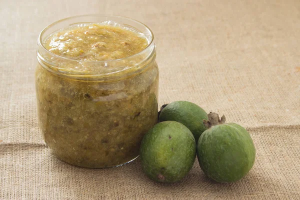 Feijoa reçeli cam kavanozda
